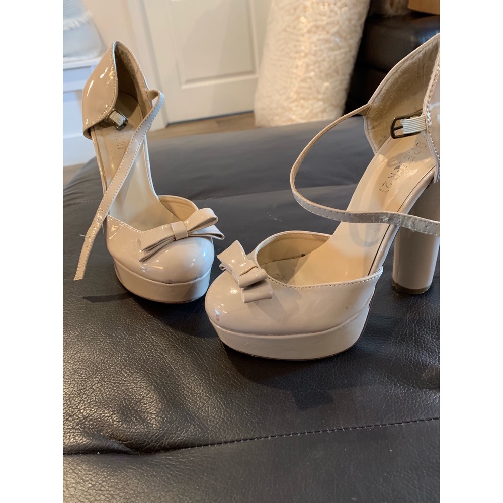Beige bow tie heels